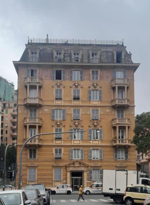 Un Nido Sui Tetti Vicino Al Mare Genova